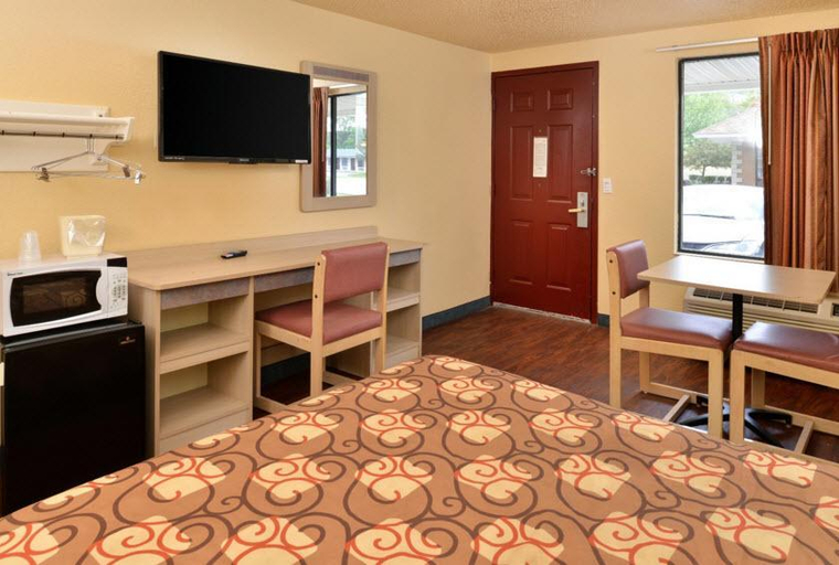 Exterior & Views 2, Americas Best Value Inn - Mentor, Lake