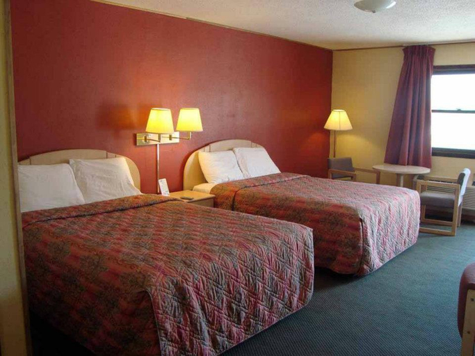 Bedroom 5, Budget Host Inn - Emporia, Lyon