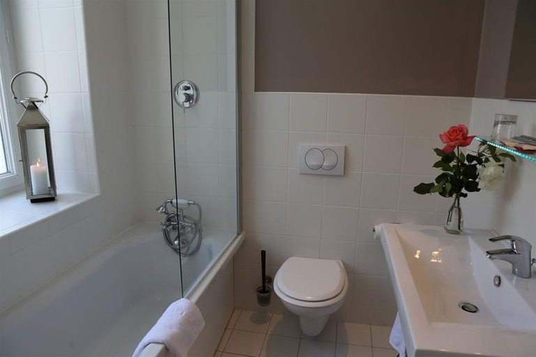 Bathroom 4, Hôtel Moderna, Manche