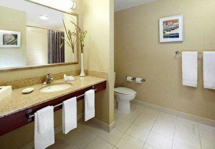 Bathroom 4, Fairfield Inn & Suites Montreal Airport, Montréal