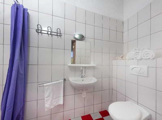 Bathroom 2, The Ritz Village Hotel