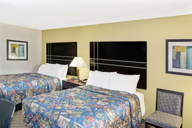 Bedroom 3, Howard Johnson by Wyndham Houston Heights/Downtown, Houston
