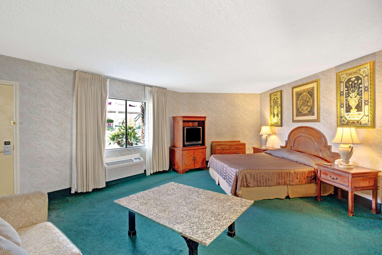 Bedroom 3, Travelsuites Inn, Clark