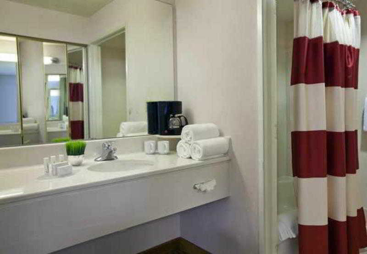 Bathroom 4, Courtyard Portland Southeast/Clackamas, Clackamas