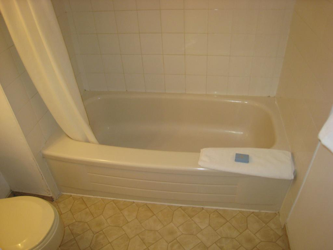Bathroom 1, Rondo Motel, Columbia-Shuswap