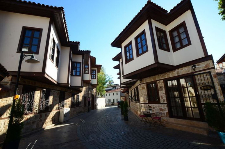 Exterior & Views