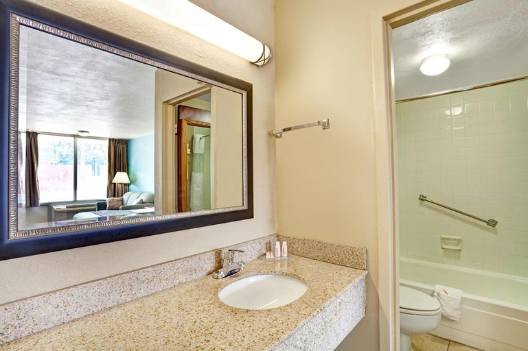 Bathroom 5, Super 8 by Wyndham Nashville Downtown, Davidson