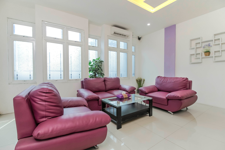 Public Area, RedDoorz Plus near Stasiun Bekasi, Bekasi
