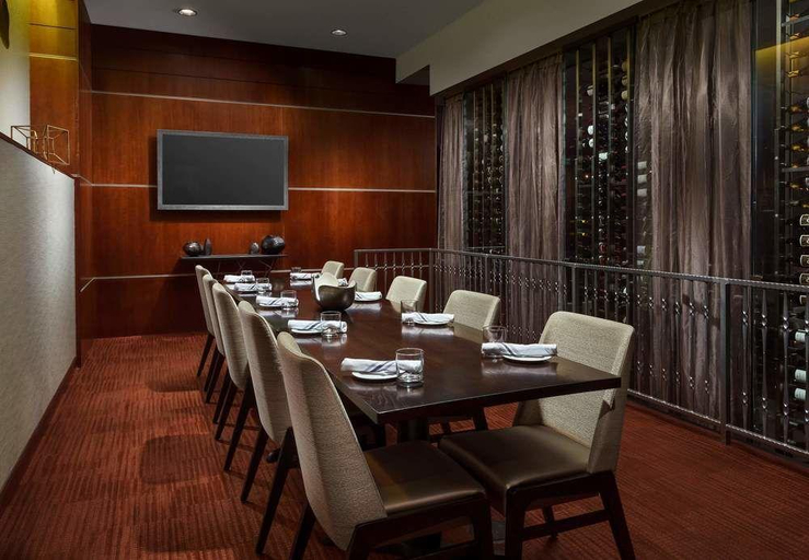 Food & Drinks 2, Courtyard by Marriott Chicago Magnificent Mile, Cook