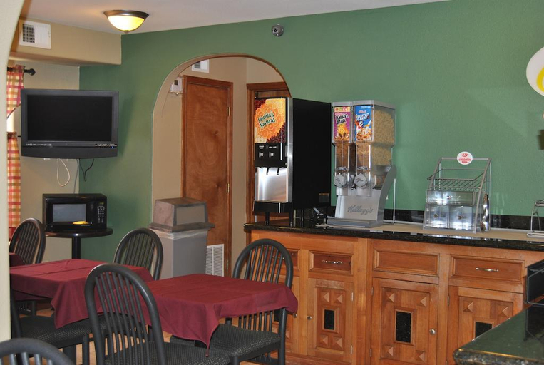 Exterior & Views 2, Econo Lodge Inn & Suites Laredo - Nuevo Laredo, Webb