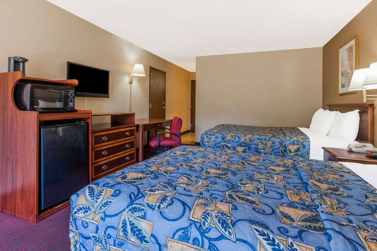 Bedroom 4, Days Inn by Wyndham Mt. Pleasant, Titus
