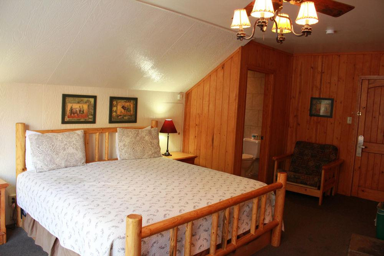 Bedroom 1, Bear 'n Tree, San Bernardino