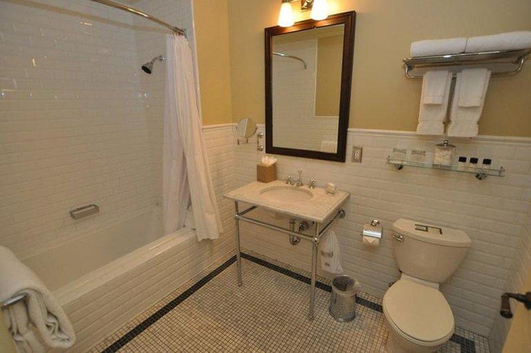Bathroom 4, New Sheridan, San Miguel