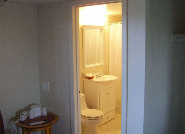 Bathroom, Hillsdale Inn, San Mateo