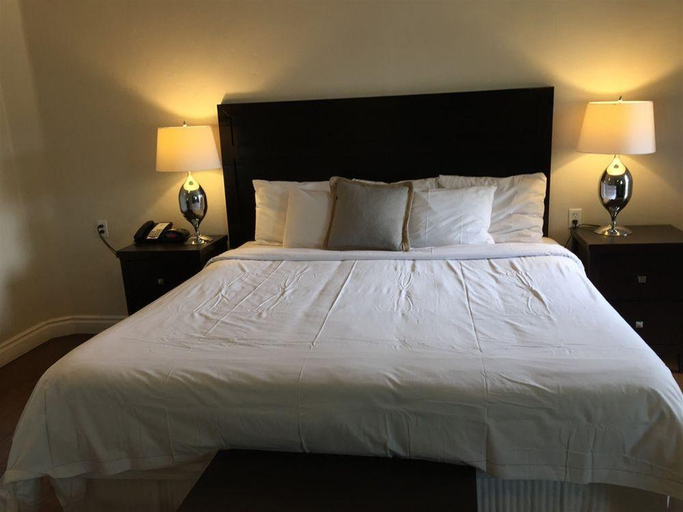 Bedroom 1, Beach Bungalow Inn and Suites, San Luis Obispo
