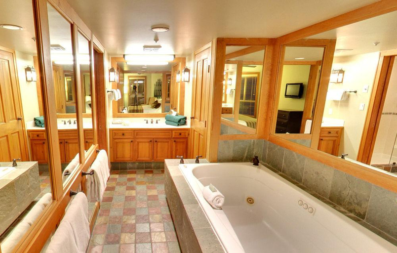 Bathroom 5, Hilton Grand Vacations Club Whistler, Squamish-Lillooet