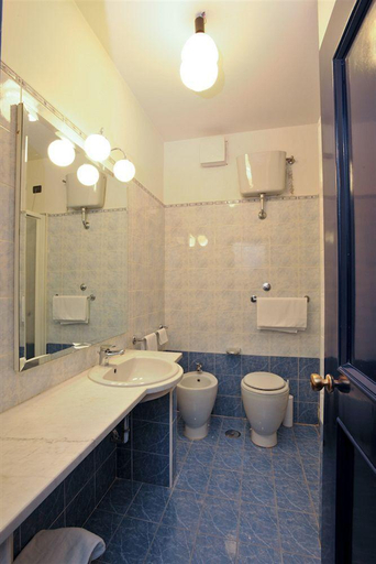 Bathroom 4, Hotel Montestella, Salerno