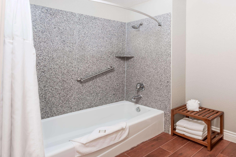 Bathroom 4, Howard Johnson Hotel & Suites by Wyndham Orange, Orange