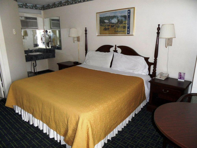 Bedroom 2, Red Carpet Inn, Adams