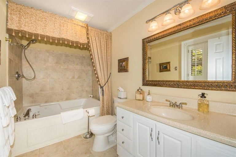 Bathroom 4, Oak Hill on Love Lane, Haywood