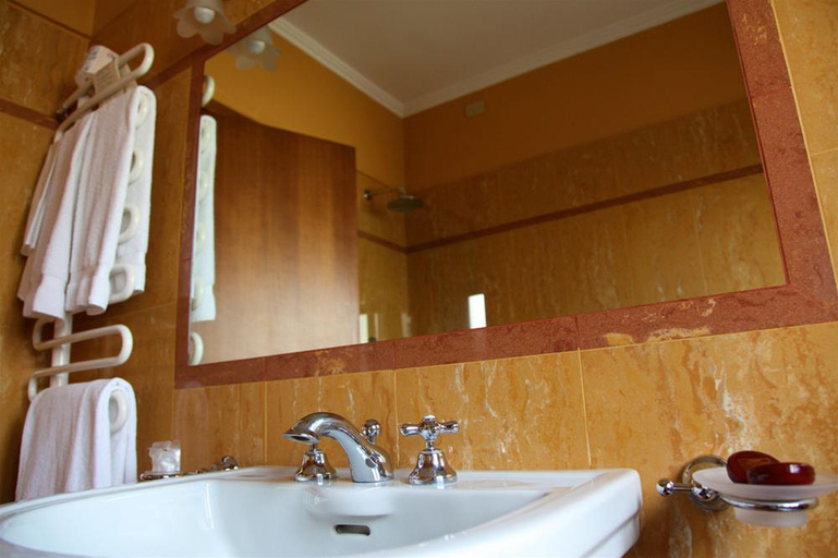 Bathroom, San Guido, Milano