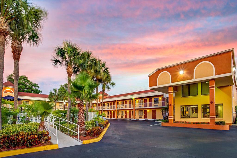 Exterior & Views 2, Howard Johnson Express Inn Suites - South Tampa/Ai, Hillsborough