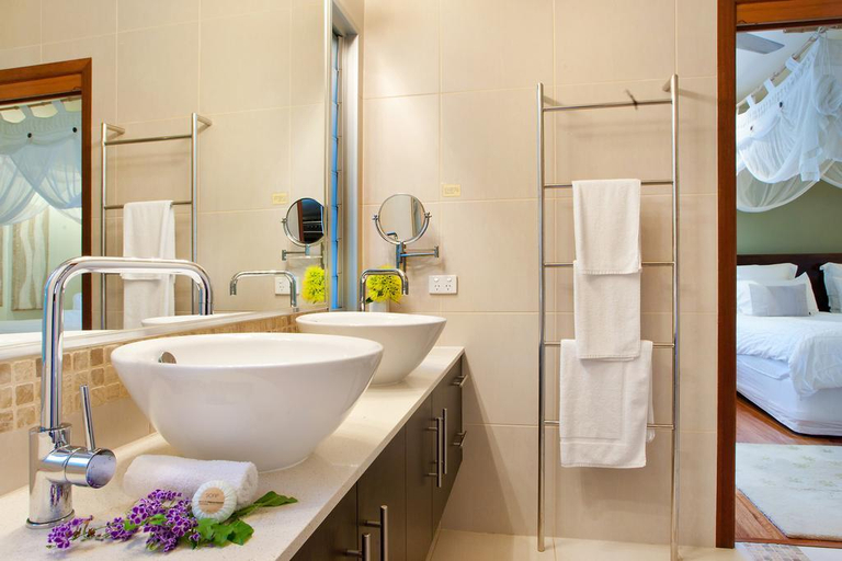 Bathroom, Lake Weyba Cottages Noosa, Maroochy