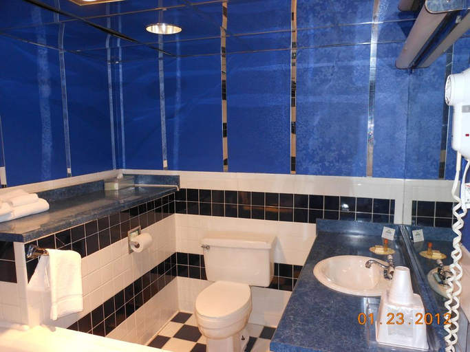 Bathroom 4, Country Garden & Suites-Benton, Franklin