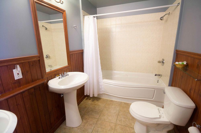 Bathroom 3, Hotel Marineau à La Tuque, Le Haut-Saint-Maurice