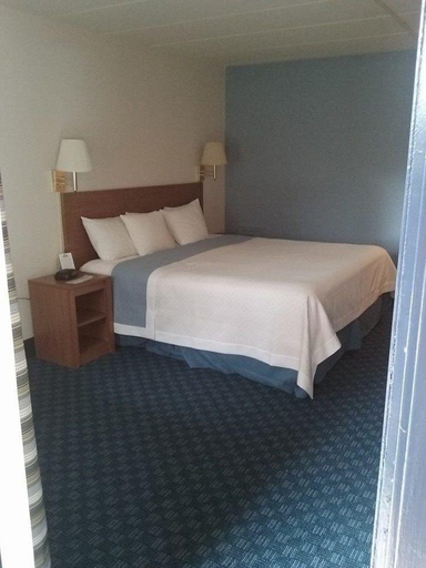 Bedroom 2, Days Inn Doylestown, Bucks