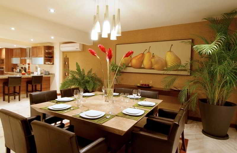 Food & Drinks 4, Kovay Gardens, Compostela