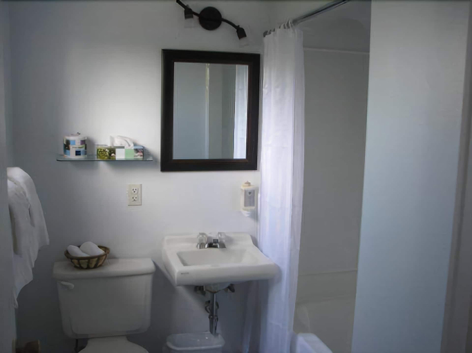Bathroom 4, Tara Inn, Pictou