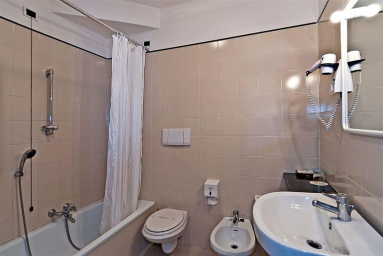 Bathroom 5, Hotel Carignano, Lucca