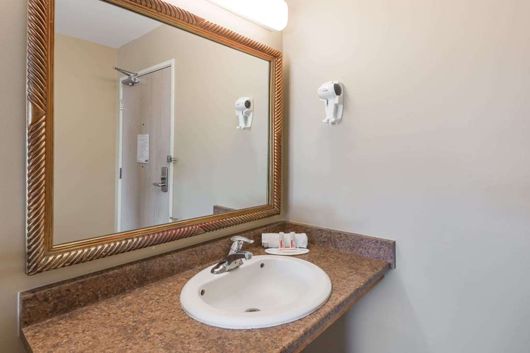 Bathroom 5, London Travel Inn, Middlesex