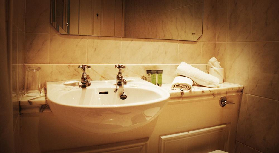 Bathroom 4, Benners Hotel