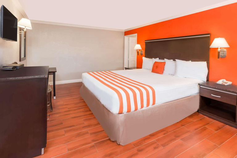 Bedroom 3, Howard Johnson Hotel & Suites by Wyndham Orange, Orange