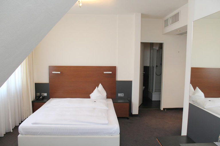 Bedroom 2, Hotel Am Hirschgarten, Esslingen