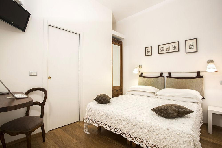 Bedroom 4, Arco del Lauro, Roma