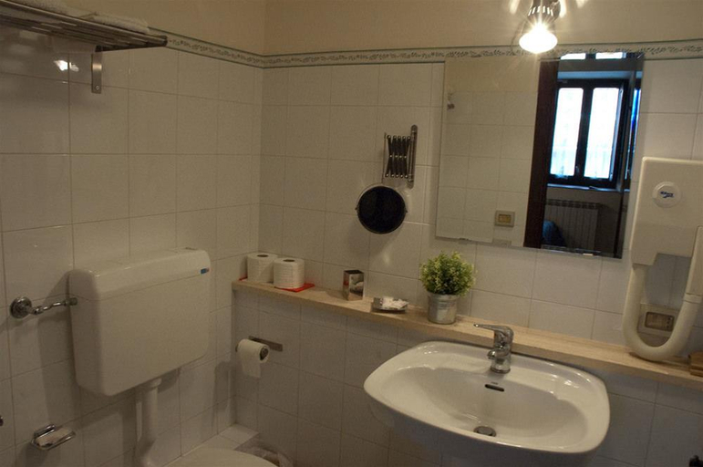 Bathroom, Il Vecchio Frantoio, Palermo