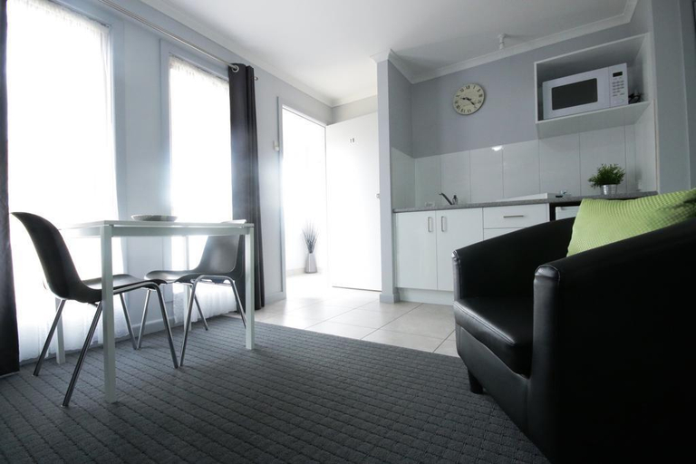 Sport & Beauty 4, Golden Palms Motel, South Barwon - Inner