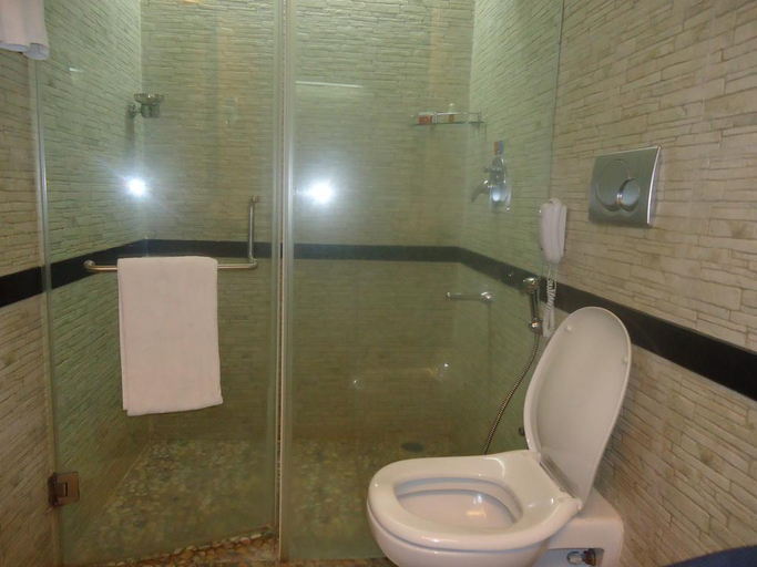Bathroom 4, The Richmond, Puducherry