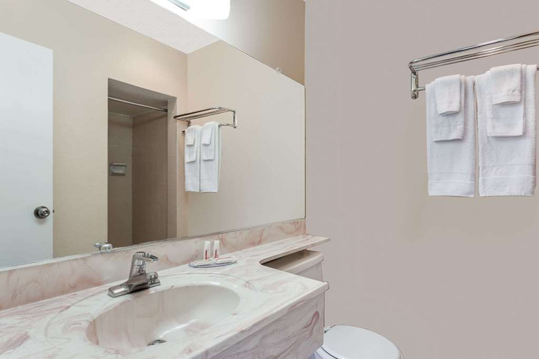 Bathroom, Travelodge by Wyndham Mesa, Maricopa