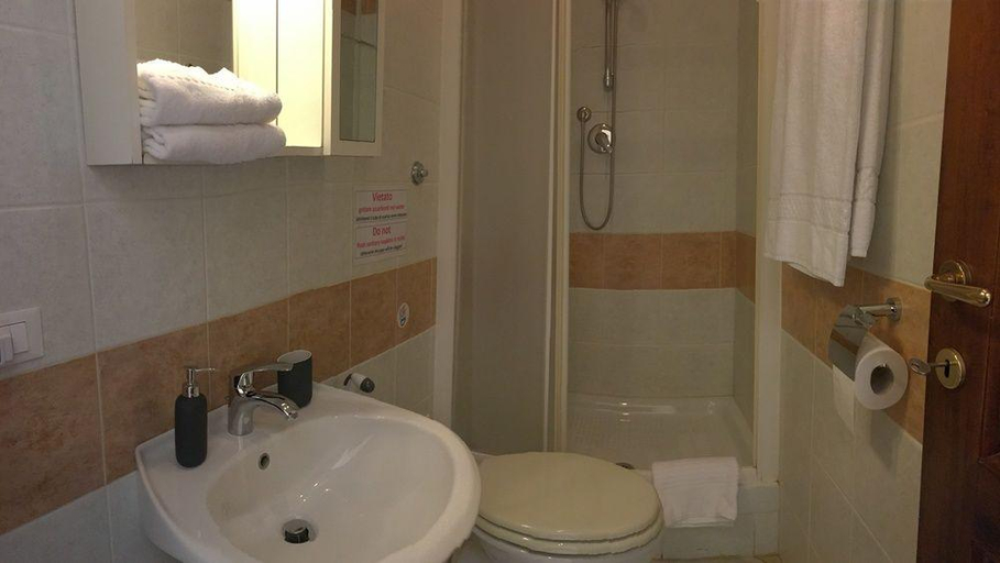 Bathroom 4, Perseo, Roma