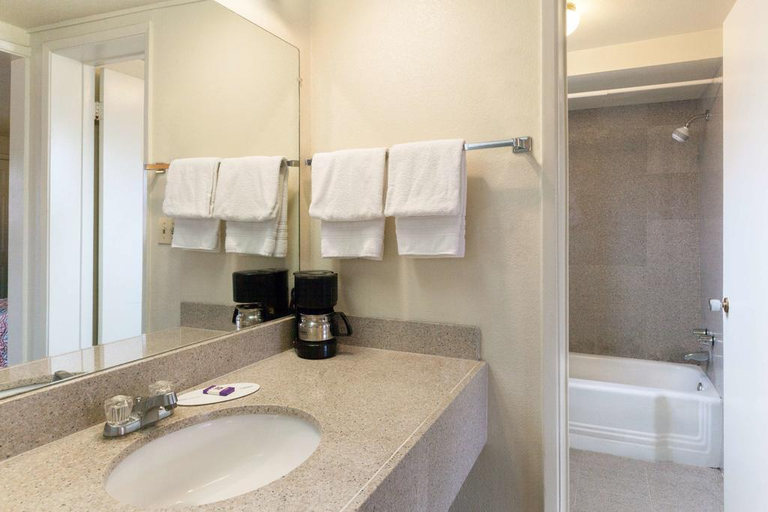 Bathroom 5, Country Inn & Suites by Radisson Flagstaff, Coconino