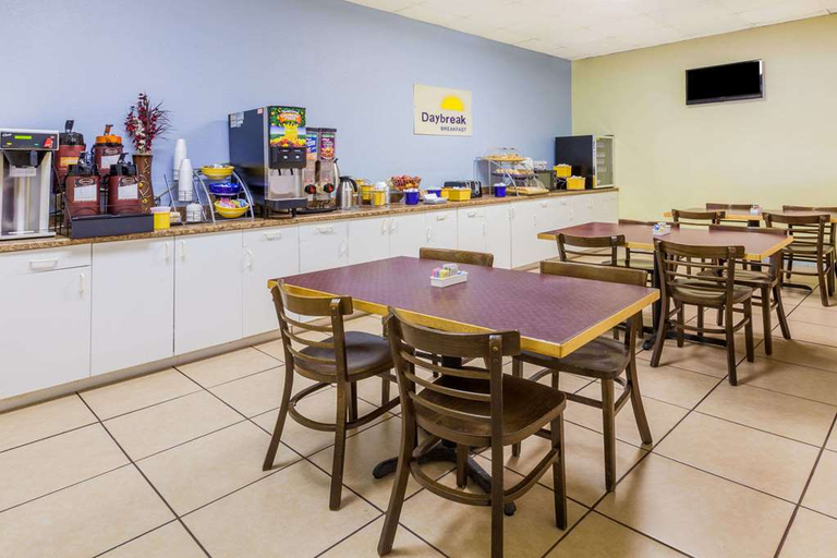 Food & Drinks, Days Inn by Wyndham Mt. Pleasant, Titus