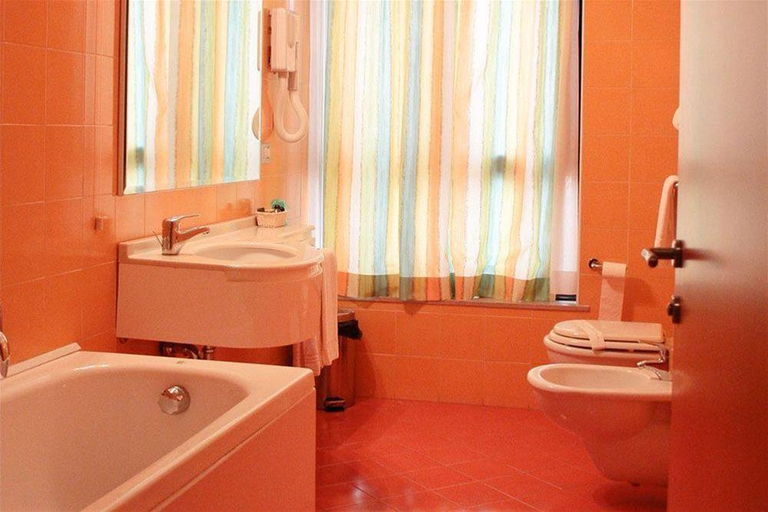 Bathroom 5, Hotel Matteotti, Vercelli