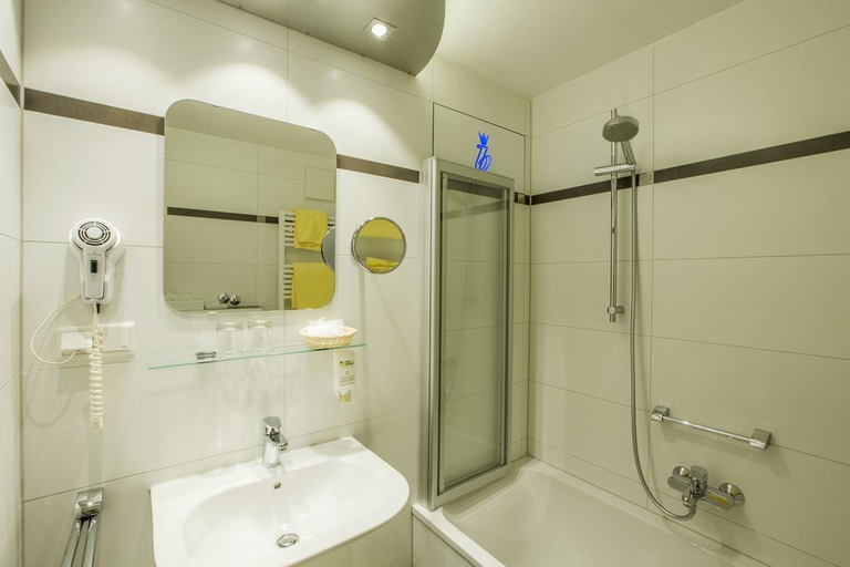 Bathroom 4, Hotel Brunner, Amberg