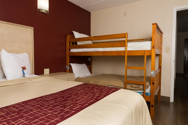 Bedroom 3, Red Roof Inn & Suites Pigeon Forge - Parkway, Sevier