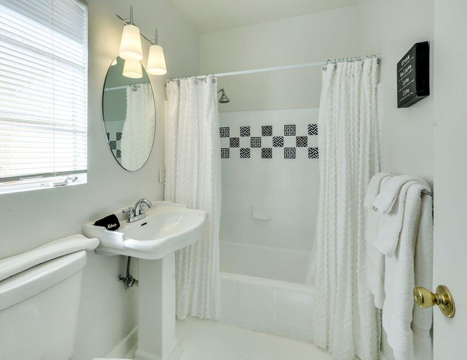 Bathroom 3, Calla Lily Inn, Riverside