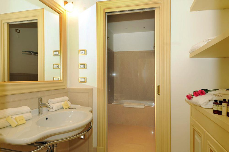 Bathroom 5, Hotel De Paris Sanremo, Imperia